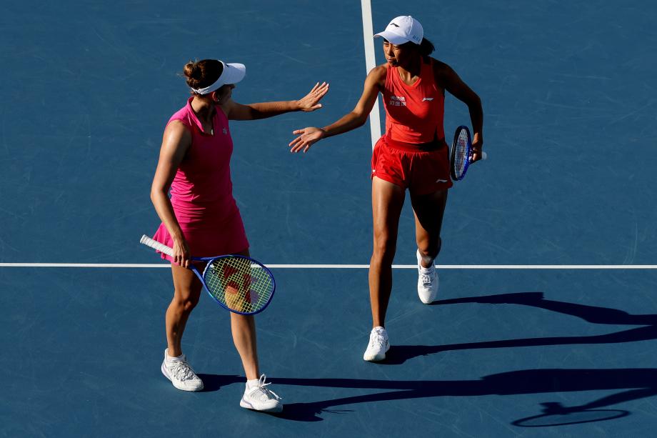 爱游戏-张帅/梅尔滕斯抢十救4赛点逆转 晋级迈阿密赛女双四强